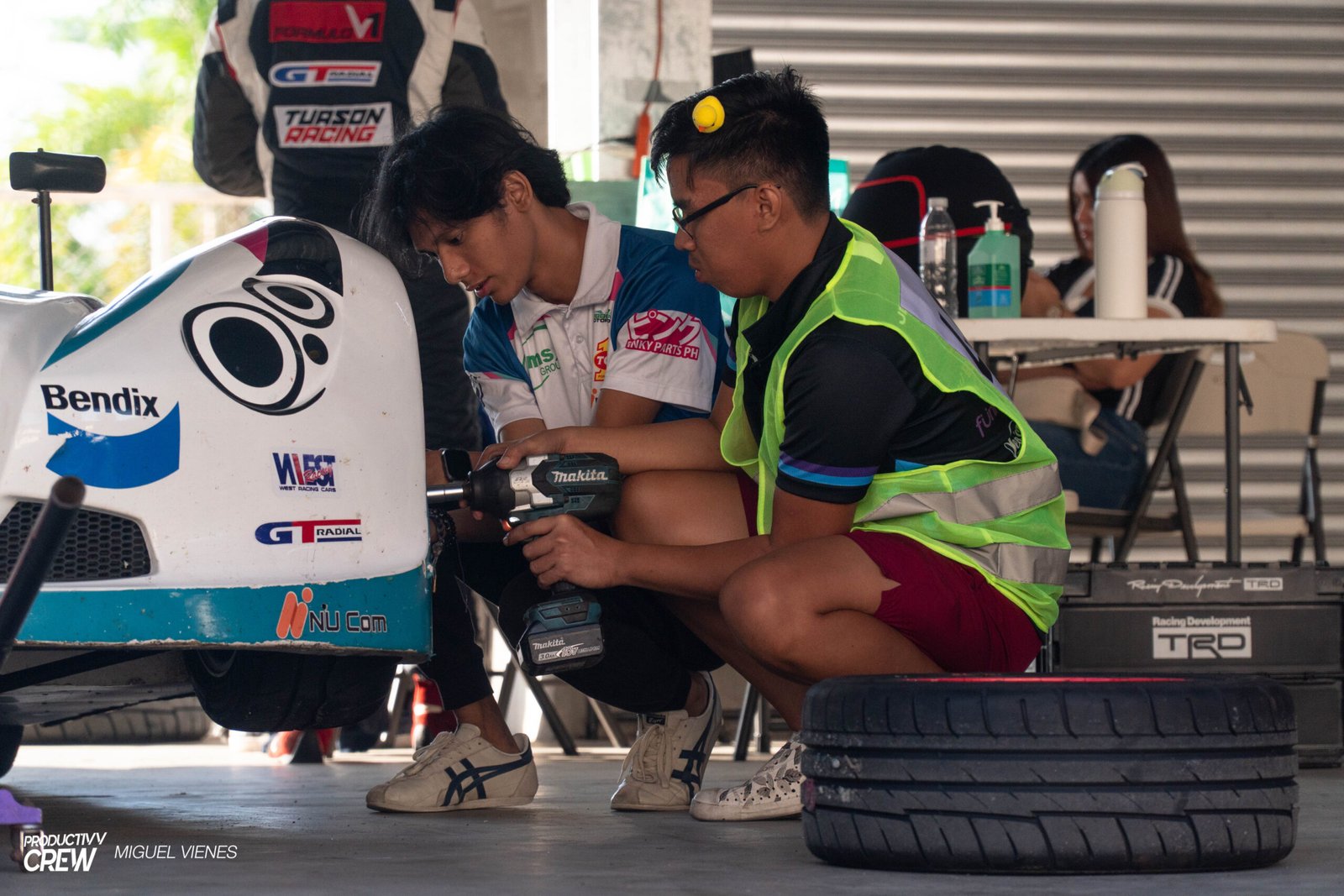 Ribbon Arc Motorsport (FV1) Changing Tires